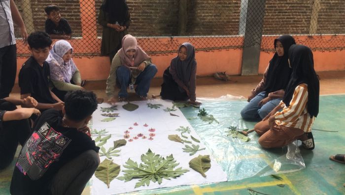 MEMBATIK ECOPRINT DENGAN MENGGUNAKAN BAHAN ALAMI DARI LINGKUNGAN SEKITAR 01