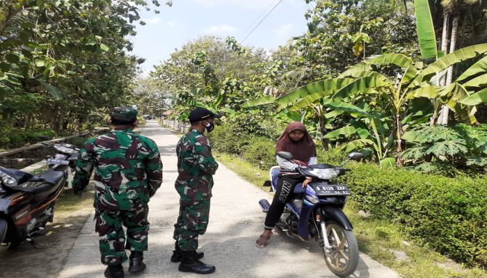 KEGIATAN PENYEMPROTAN DISINFEKTAN SERENTAK KE RUMAH-RUMAH WARGA 02