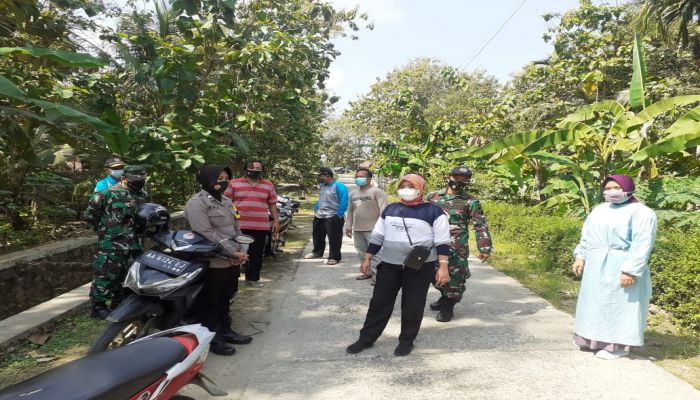 KEGIATAN PENYEMPROTAN DISINFEKTAN SERENTAK KE RUMAH-RUMAH WARGA