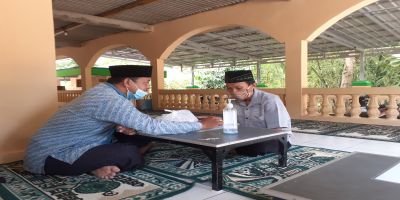 WARGA KARANGSARI MELAKUKAN ZAKAT FITRAH HARI INI