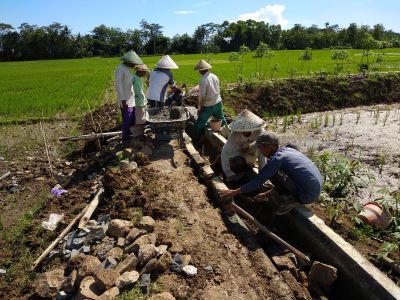 KERJA BAKTI PERBAIKAN SALAURAN IRIGASI PERSAWAHAN